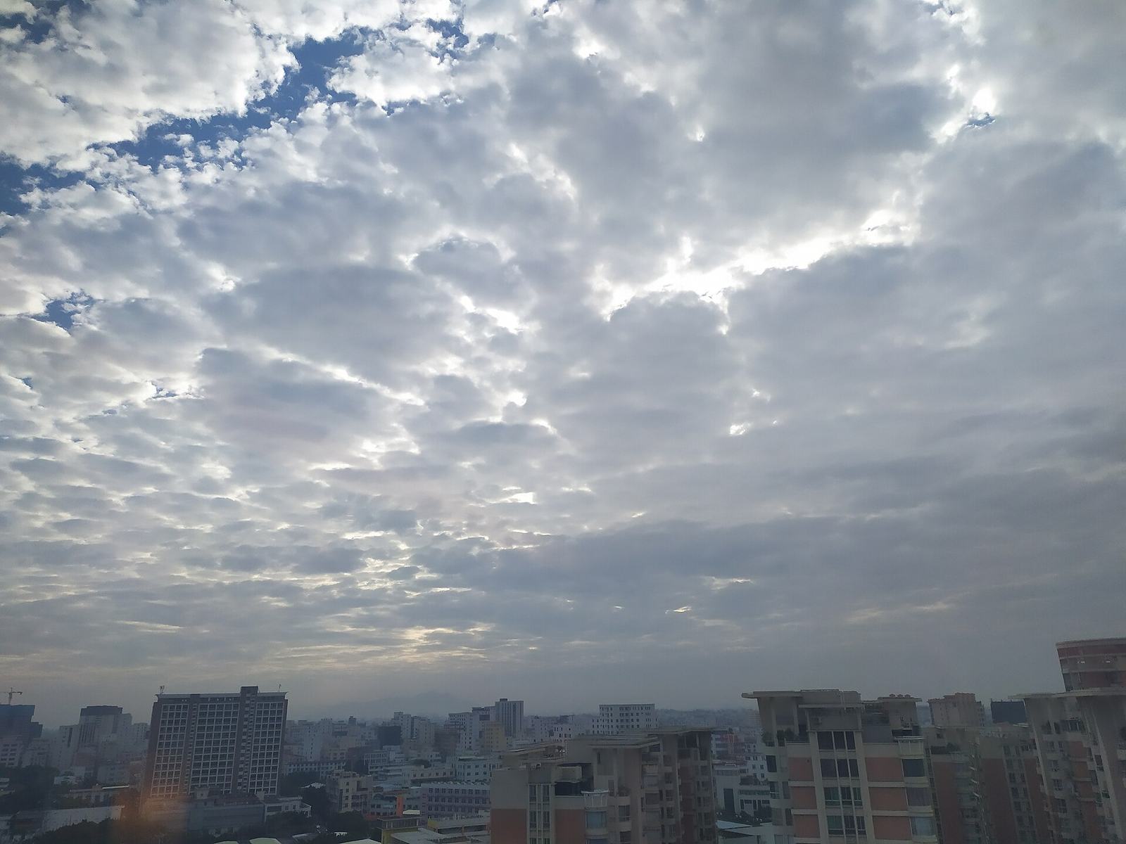 雲の切れ間と街のスカイライン