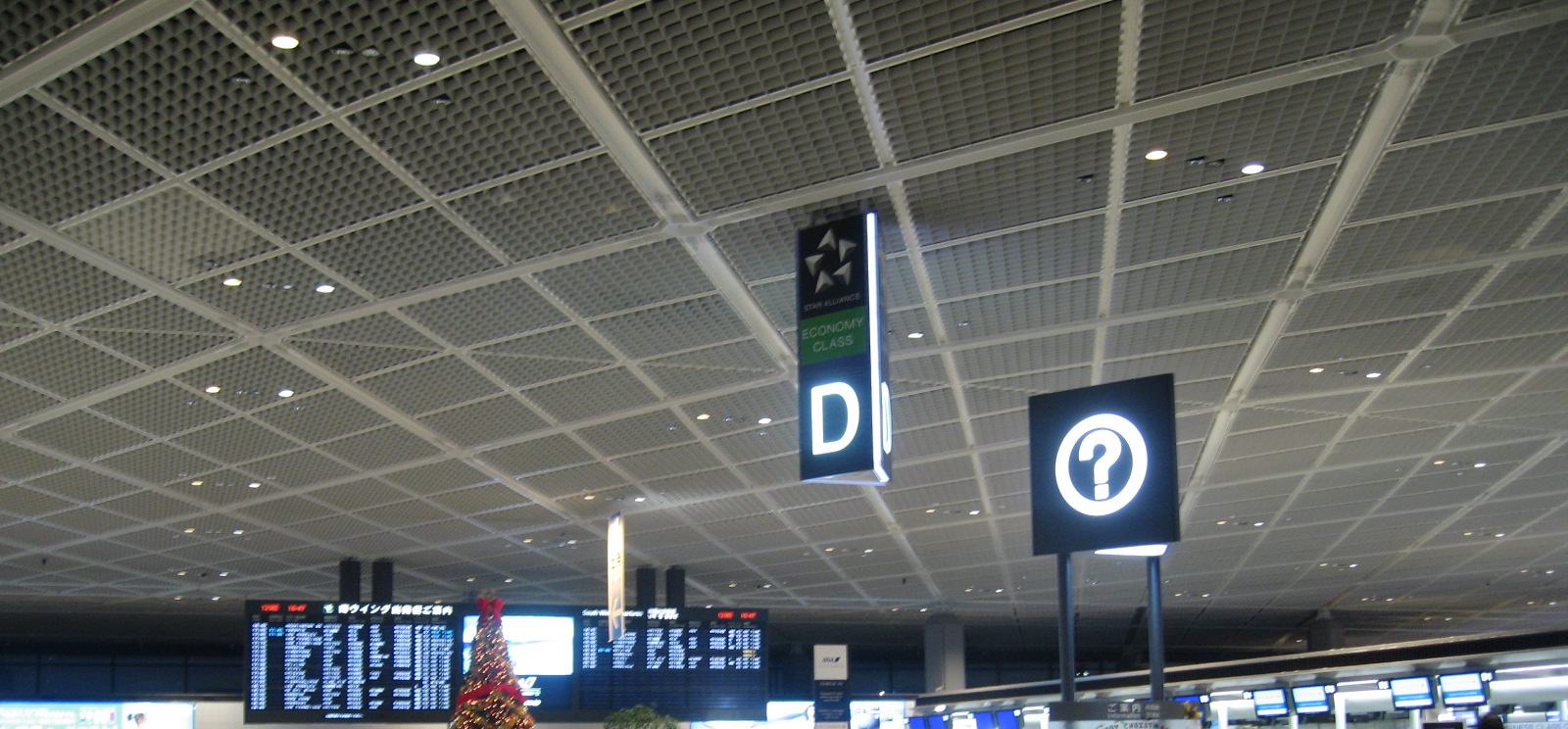 空港の出発フロアの案内表示